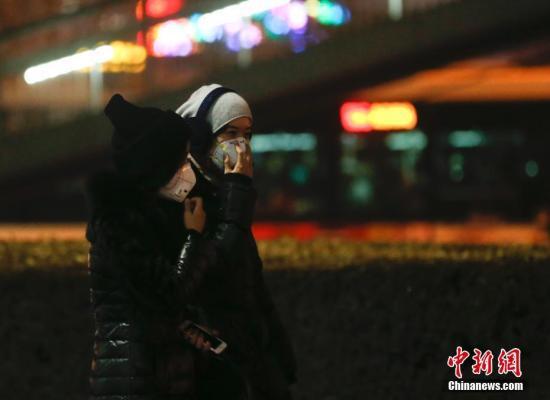 　　12月16日，北京民眾戴防霧霾口罩出行。北京將在當(dāng)日20時(shí)至21日24時(shí)啟動(dòng)空氣重污染紅色預(yù)警。中新社記者 杜洋 攝