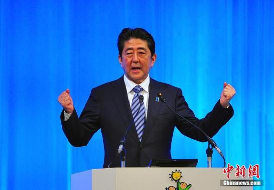 "日本自民黨第84屆大會3月5日在東京舉行，正式?jīng)Q定將其黨章中原先規(guī)定的“最多2屆6年”的總裁任期，改為“最多3屆9年”。藉此，現(xiàn)任日本首相安倍晉三，得以在明年秋季其任期屆滿后，連續(xù)第三次參選自民黨總裁，從而打開其孜孜以求的長期執(zhí)政之門。