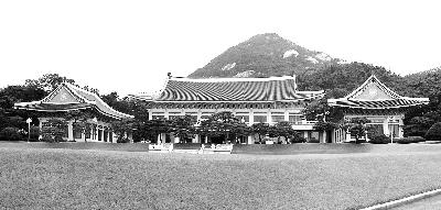 首爾中央政府大樓(左)與青瓦臺(右)。