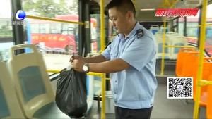 時(shí)間太晚錯(cuò)過(guò)末班車(chē) 熱心公交司機(jī)送老人回家