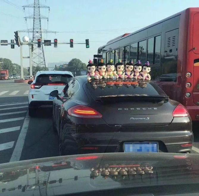 車主注意！車上貼了這種東西，引發(fā)事故要負(fù)全責(zé)