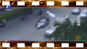 小車鬧市狂奔 連撞數車后逃逸