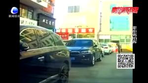 違規(guī)停車致擁堵 冀R牌照司機竟還拿出甩棍