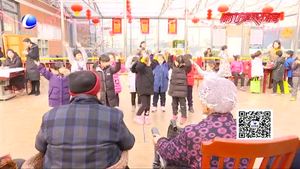 兒童手寫“?！弊炙屠夏旯?童真童趣問候老人安康