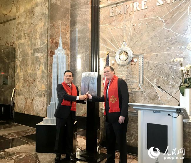 圖為中國駐紐約總領(lǐng)事黃屏與帝國大廈集團總裁兼首席運營官凱斯勒共同啟動紐約帝國大廈慶祝中國農(nóng)歷新年點燈儀式。李曉宏攝
