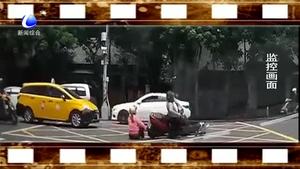路口不減速 兩電動車相撞