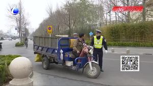 交通違法曝光臺：三輪車違規(guī)行駛 駕駛員現場學交規(guī)