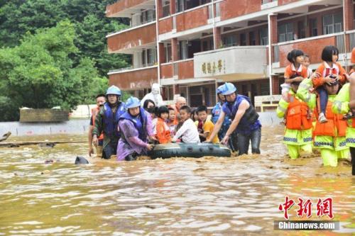 6月9日至10日，江西省龍南縣普降暴雨，該縣地勢低洼的楊村鎮(zhèn)中心小學(xué)師生被洪水圍困。危急時(shí)刻，當(dāng)?shù)匮杆俳M織武警、消防等力量奔赴救援。由于橡皮艇有限，不少救援人員讓學(xué)童們騎在自己肩上，加快撤離被洪水圍困的學(xué)校。截至10日17時(shí)，該小學(xué)1309名師生全部安全轉(zhuǎn)移。文/葉波 王劍 圖/葉波
