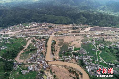 據(jù)廣東省河源市防汛防旱防風(fēng)指揮部辦公室統(tǒng)計(jì)，截至6月11日，暴雨導(dǎo)致河源全市63個(gè)鄉(xiāng)鎮(zhèn)不同程度受災(zāi)，因?yàn)?zāi)死亡7人，失聯(lián)1人，受傷3人，受災(zāi)人口11.455萬人，倒塌房屋956間，轉(zhuǎn)移人口1.454萬人。 其中，連平縣部分鄉(xiāng)鎮(zhèn)受災(zāi)較嚴(yán)重，因?yàn)?zāi)死亡6人(4女2男)，直接經(jīng)濟(jì)損失約1.5億元人民幣。圖為航拍鏡頭下的廣東省河源市連平縣上坪鎮(zhèn)。<a target=