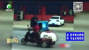 老人被困車(chē)廂 三名小伙沖上救人