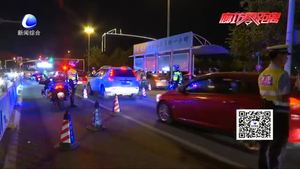 交警部門開展集中夜查行動 重拳出擊酒駕等違法行為