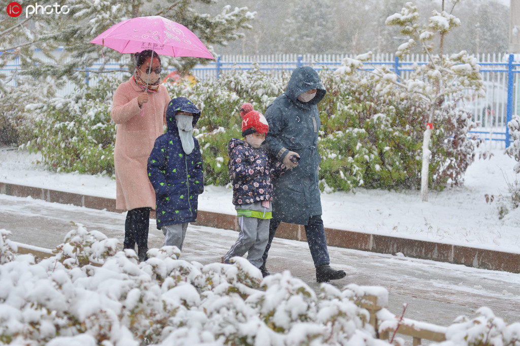 10月22日，冒雪出行的市民。