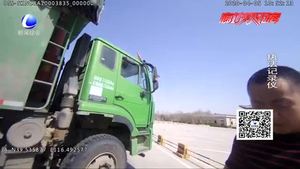 多輛貨車違法被查 司機裝睡躲避處罰