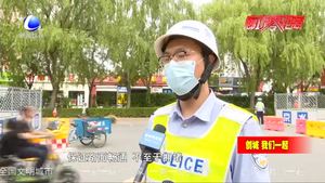 施工路段亂停車致?lián)矶?交警立即行動(dòng)保暢通