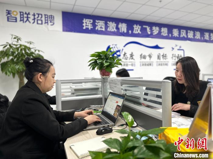 圖為京津冀(河北三河)人力資源服務(wù)產(chǎn)業(yè)園入駐企業(yè)辦公現(xiàn)場?！「咪?攝