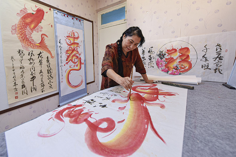 圖為廊坊市廣陽(yáng)區(qū)，“魚書”非遺傳承人高文清在繪制”魚書“。.jpg