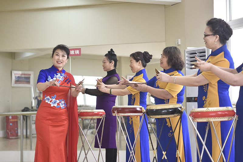 圖為廊坊市廣陽(yáng)區(qū)郭寶艷曲藝家工作室，郭寶艷在為社員們?cè)谂啪毦〇|大鼓節(jié)目。.jpg