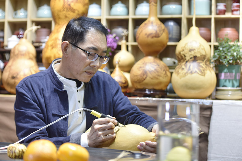 圖為廊坊市廣陽(yáng)區(qū)吳氏葫蘆烙畫工作室內(nèi)，吳宗正在繪制葫蘆烙畫作品。.jpg
