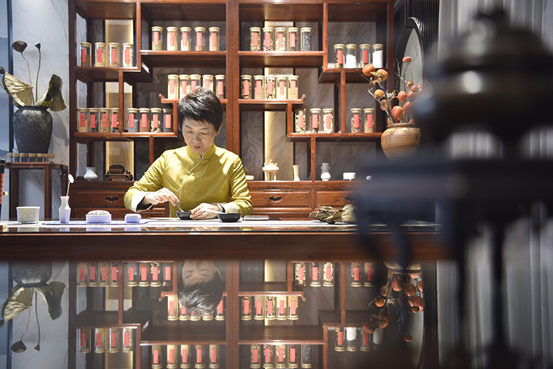 圖為廊坊市廣陽(yáng)區(qū)溪雲(yún)香局香文化工作室，全國(guó)工商聯(lián)高級(jí)香道師張偉在工作臺(tái)前制作線香.jpg
