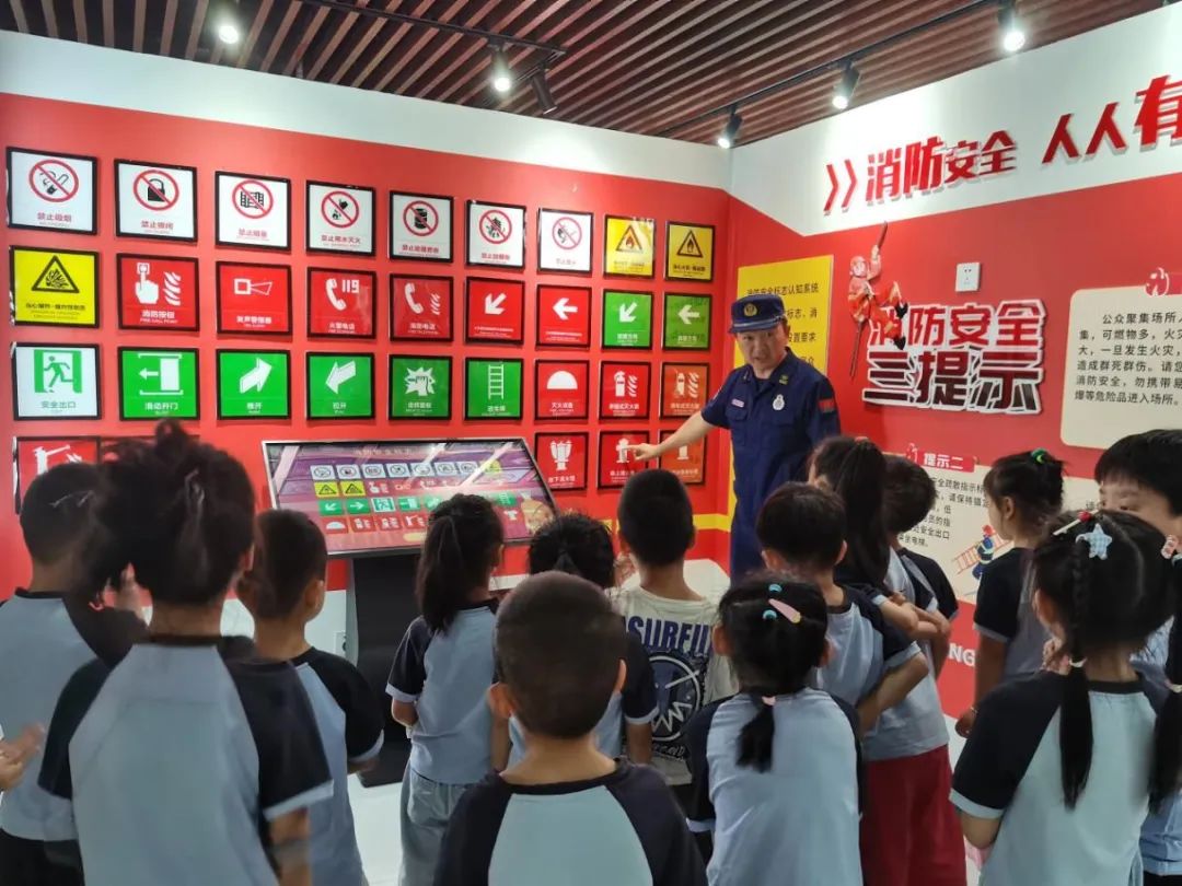 2張世超結(jié)合自身專業(yè)知識(shí)為幼兒園小朋友們現(xiàn)場(chǎng)講解消防安全知識(shí)。.jpg